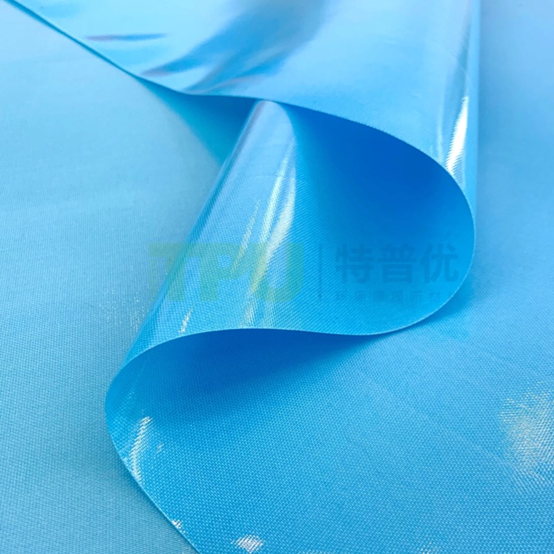 Blaues TPU-laminiertes PET-Gewebe von GREEN TPU, das ein starkes, flexibles und langlebiges Material für Industrie- und Outdoor-Anwendungen bietet.