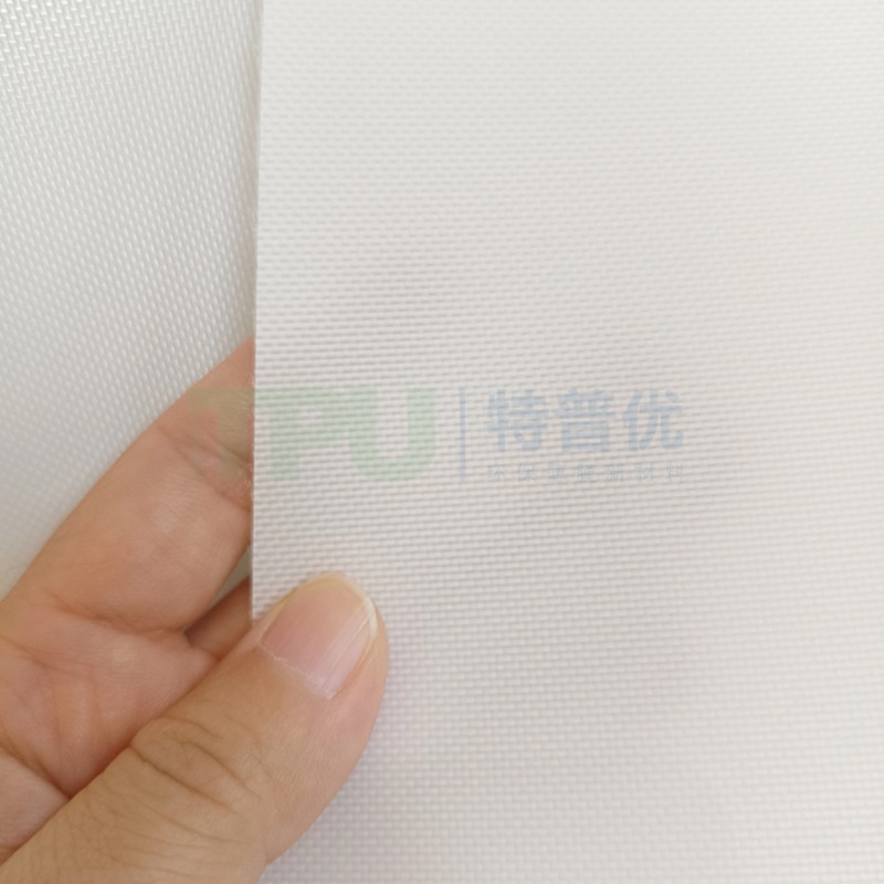 TPU-laminiertes Oxford-Gewebe von GREEN TPU, das ein starkes, flexibles und langlebiges Material für Outdoor- und Industrieanwendungen bietet.
