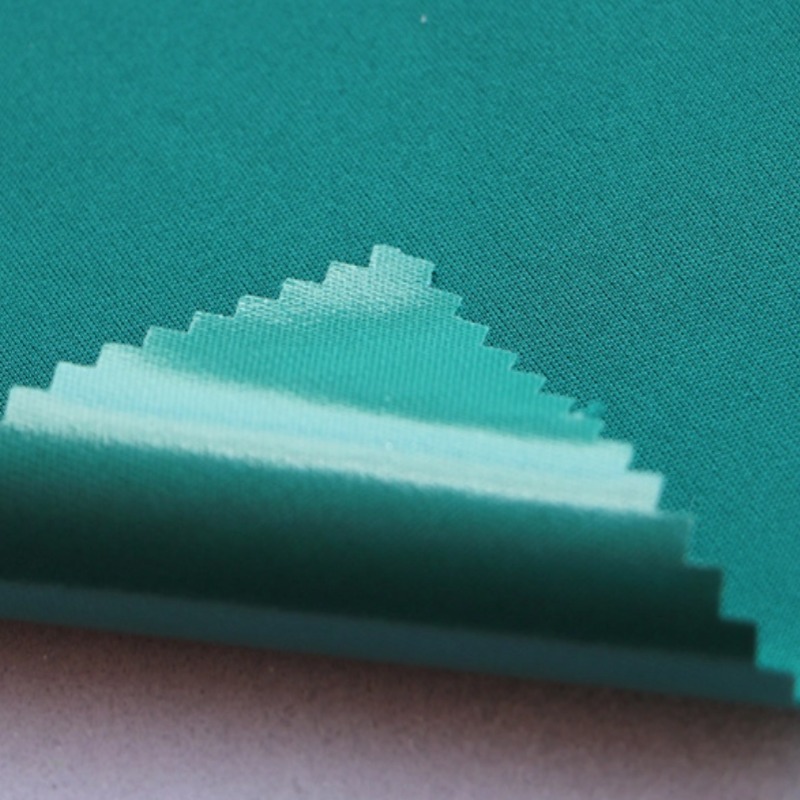 Einseitig TPU-laminiertes Polyestergewebe von GREEN TPU, das ein starkes, flexibles und langlebiges Material für Industrie- und Outdoor-Anwendungen bietet.