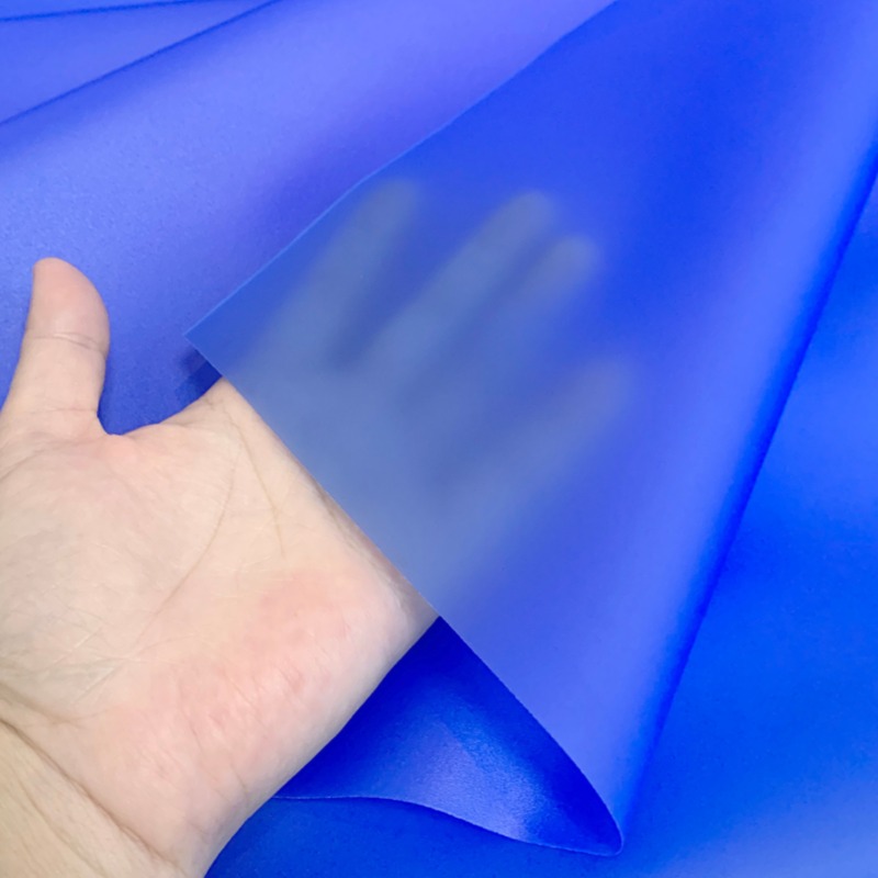 ฟิล์ม TPU ด้านสีน้ำเงินเข้มที่ใช้ในการผลิตกระเป๋าใส่น้ำสำหรับการเดินป่าและปีนเขา ช่วยให้เกิดวัสดุที่มีความยืดหยุ่น ทนทาน และกันน้ำ เพื่อประสิทธิภาพที่เชื่อถือได้ในสภาวะกลางแจ้ง