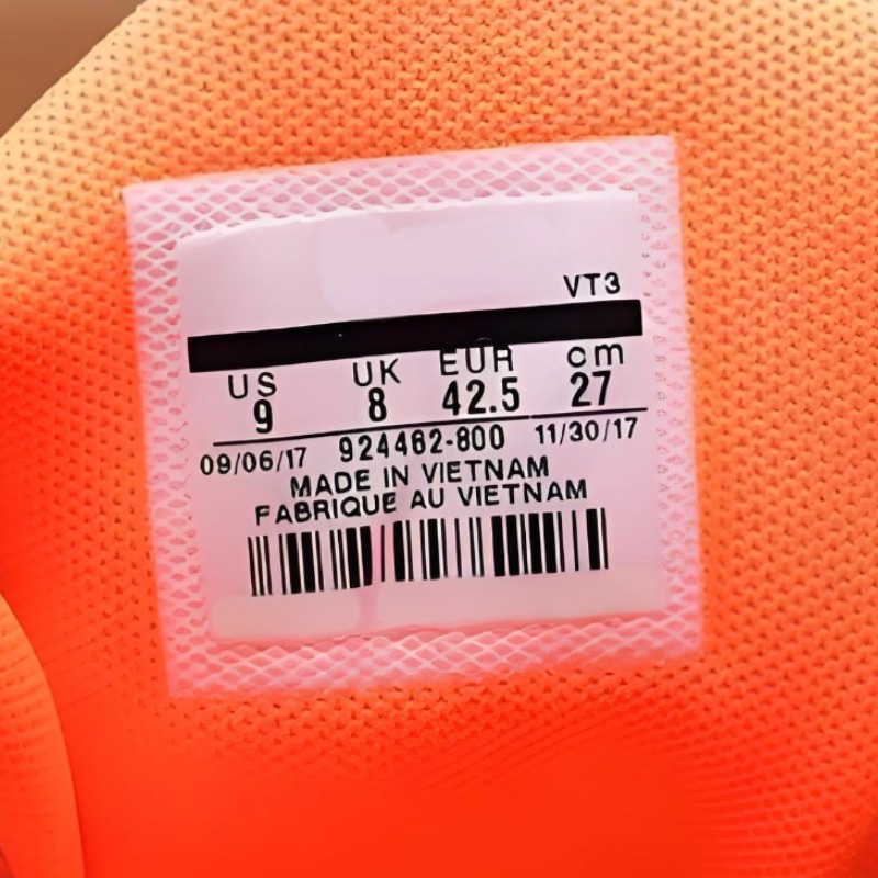 Doppelschichtiges TPU-Verbund-Zungenetikett am Schuh, hergestellt mit TPU-Heißschmelzklebefolie und Hochtemperatur-TPU-Folie von GREEN TPU