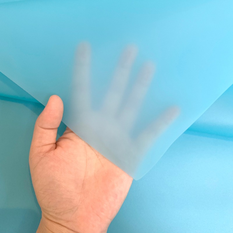 ฟิล์ม TPU ด้านสีฟ้าอ่อน เหมาะสำหรับใช้ในถุงน้ำสำหรับการเดินป่าและปีนเขา มีคุณสมบัติที่อ่อนนุ่ม ยืดหยุ่น กันน้ำ และทนทาน เพื่อการใช้งานที่เชื่อถือได้ในสภาวะกลางแจ้ง
